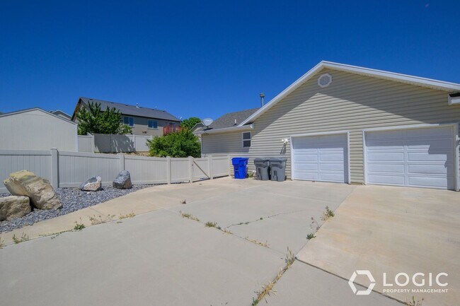 Building Photo - 3987 Lake Mountain Dr