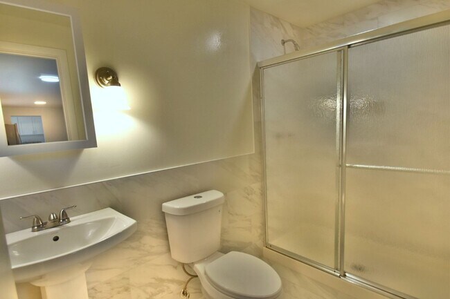 Building Photo - 3Bd/2Ba Everett House