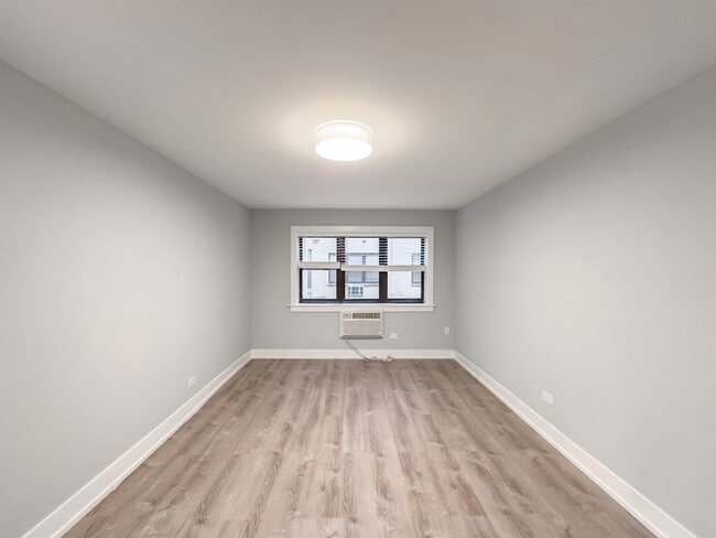 Building Photo - 448 W Barry Ave