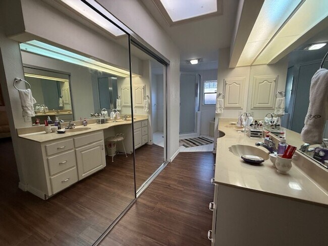 Building Photo - Prestigious Gated Living in Mission Trace-...