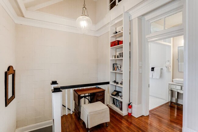 Building Photo - 916 Howard St