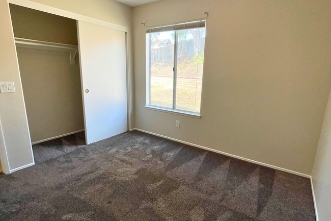 Building Photo - 4 Bed/2 Bath | Plus Office/Den | Single St...