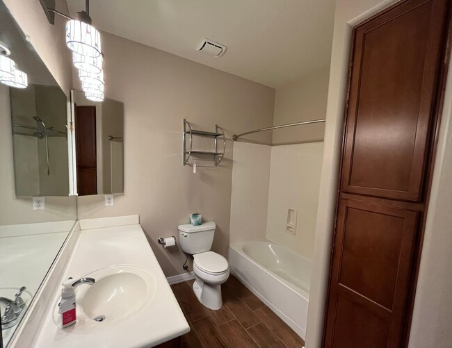 Building Photo - 5 Bedroom Home in the Montelena Neighborho...