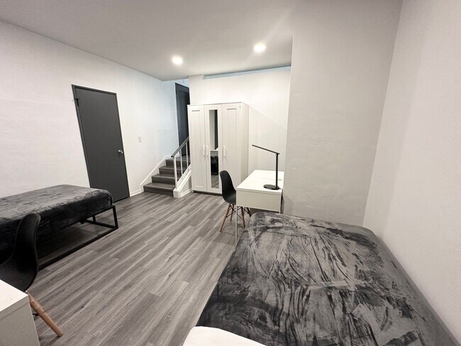 Building Photo - 832 Hilgard Ave