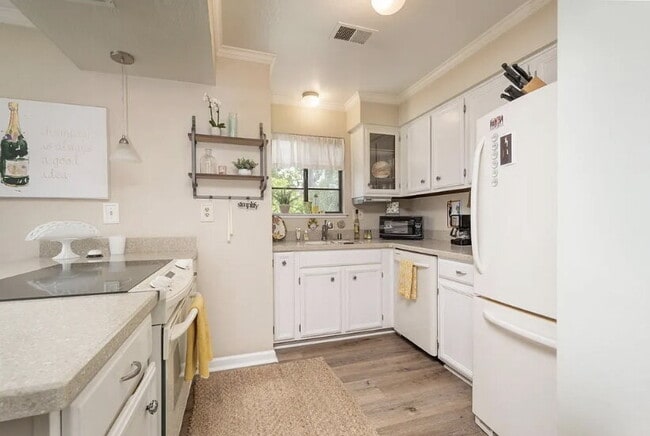 Building Photo - "Charming 1-Bed Sanctuary with Hardwood Floors & Central Vacuum in San Mateo!"
