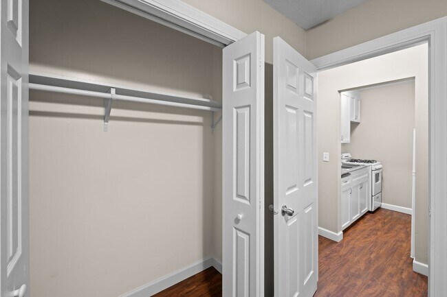 Building Photo - Spacious 1BR/1Bath apartment available Now!