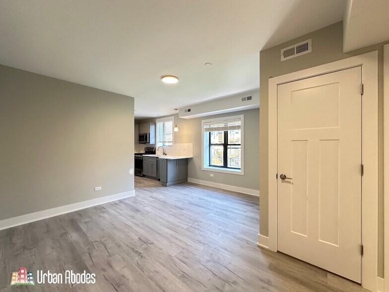 Building Photo - 1133 Oak Ave