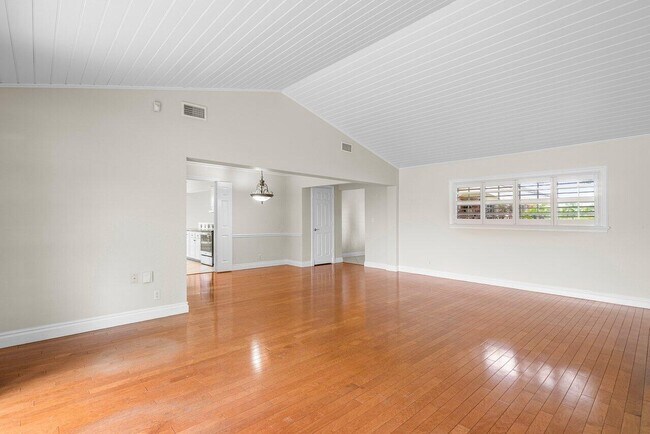 Building Photo - 222 Fairway W
