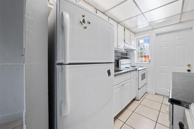 Building Photo - 3571 SW 10th St