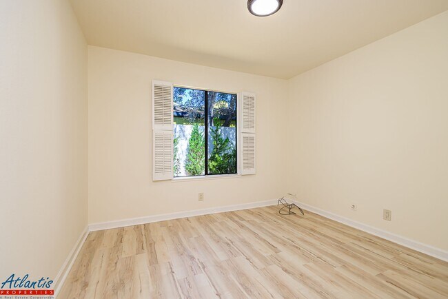 Building Photo - 4015 Villa Vista