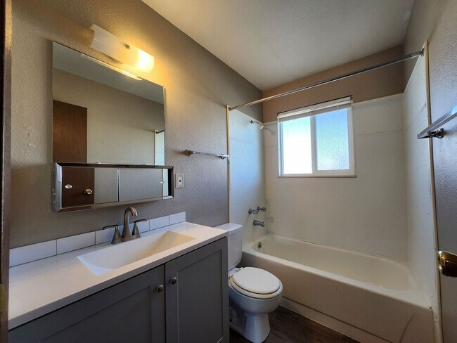 Building Photo - Well Maintained Townhome!