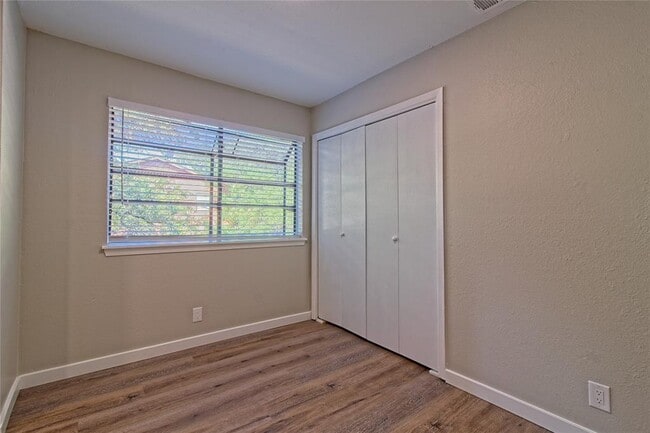 Building Photo - 401 Hedgewood Dr