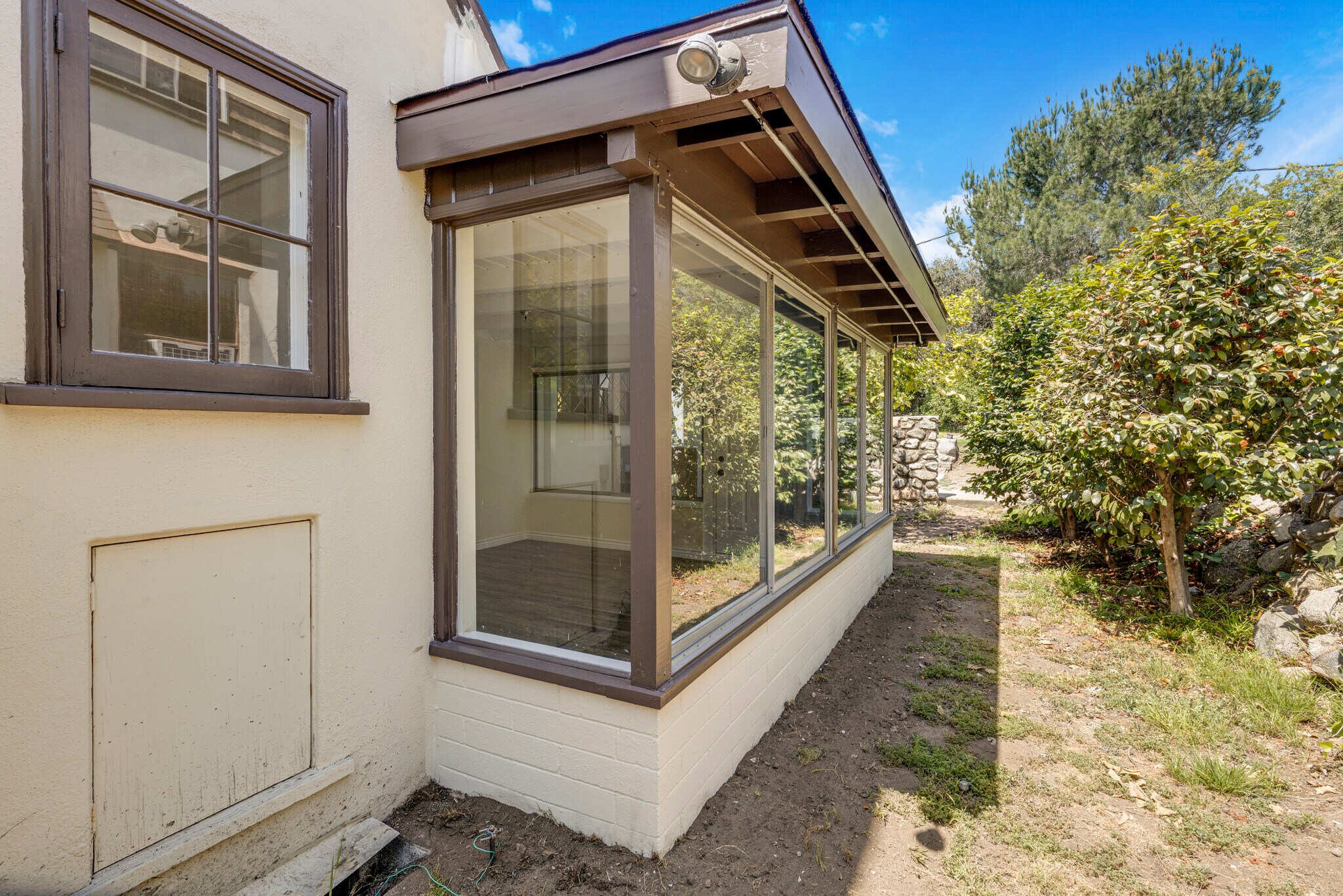 Building Photo - 2151 N Altadena Dr