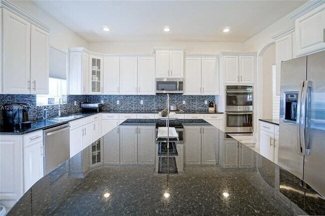 Building Photo - 8630 Lakeside Bnd