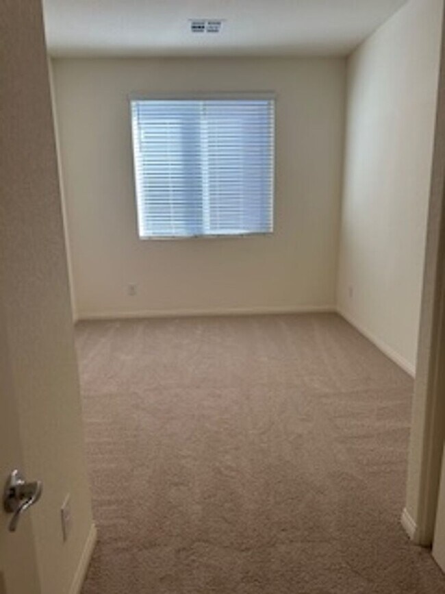 Building Photo - Spacious New Home with 5 Bedrooms in Hende...