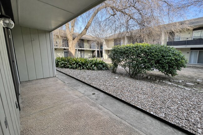 Building Photo - 500 E Riverside Dr