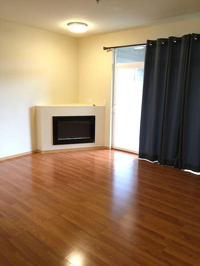 Building Photo - AVAILABLE NOW Spacious condo near shopping