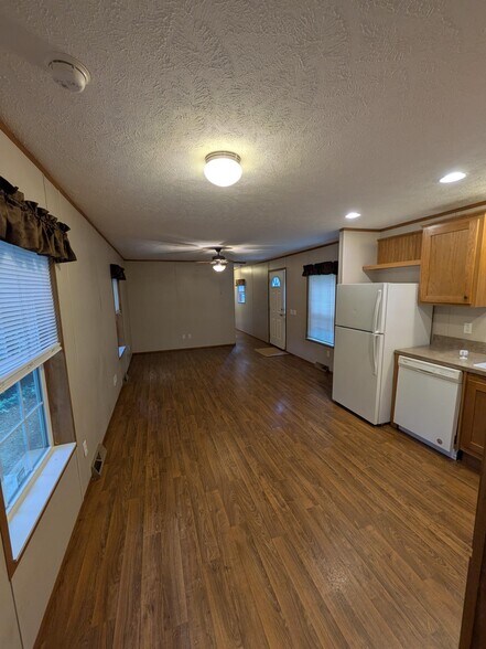 Building Photo - 204 Pine Grove Dr