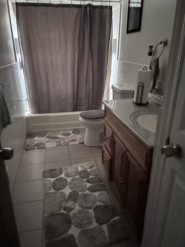 Full bathroom - 1205 N Parker St