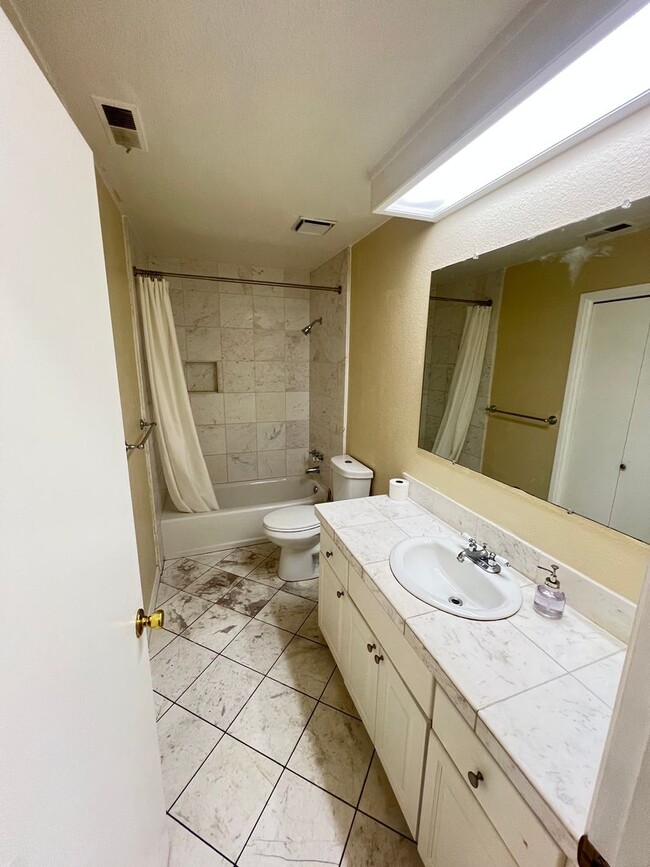 Building Photo - 3 bed 2 bath in Lincoln Village West