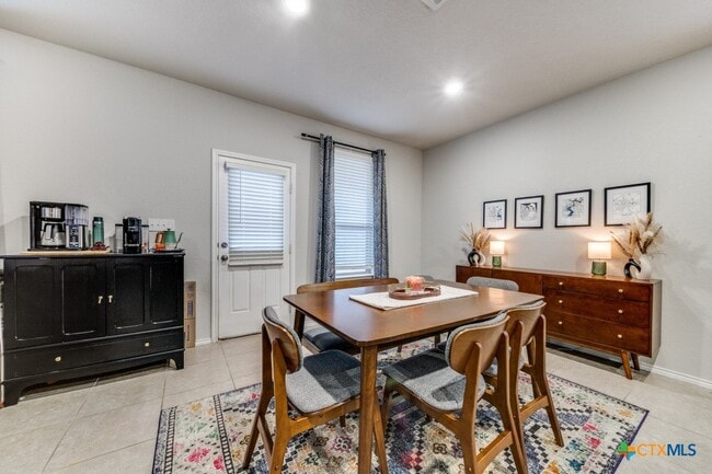 Building Photo - 2421 Ayers Dr