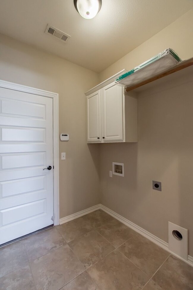 Building Photo - Like New 3 Bedroom Home near Stonebridge M...