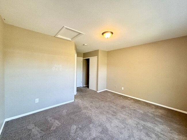 Building Photo - 1044 S Paris Ct