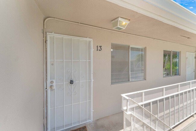 Building Photo - Cute Condo with Pool View!