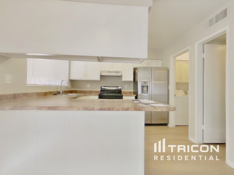 Building Photo - 955 W Santa Cruz Dr