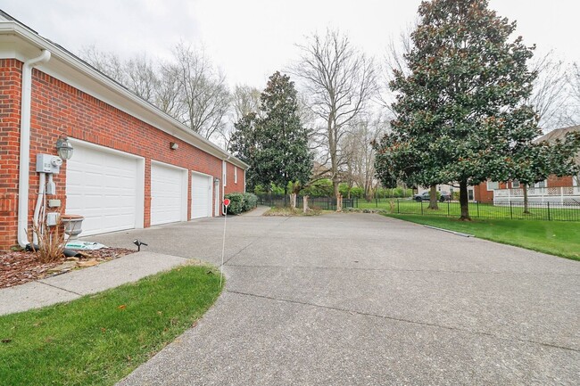 Building Photo - 5 Bed, 3.5 Bath w/ 3 Car Garage Less than 1 Mile from Downtown Franklin