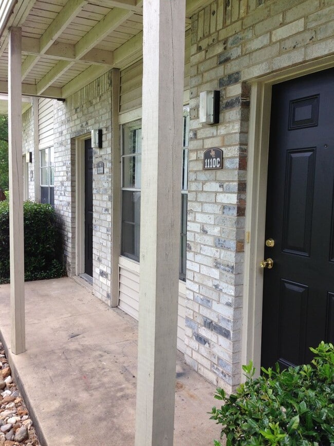 Building Photo - A FOURPLEX ON THE SHUTTLE ROUTE WITH PRIVACY FENCED YARD!!!