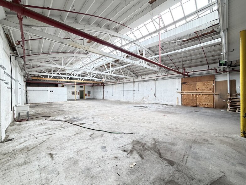 Building Photo - 610 N Albany Ave