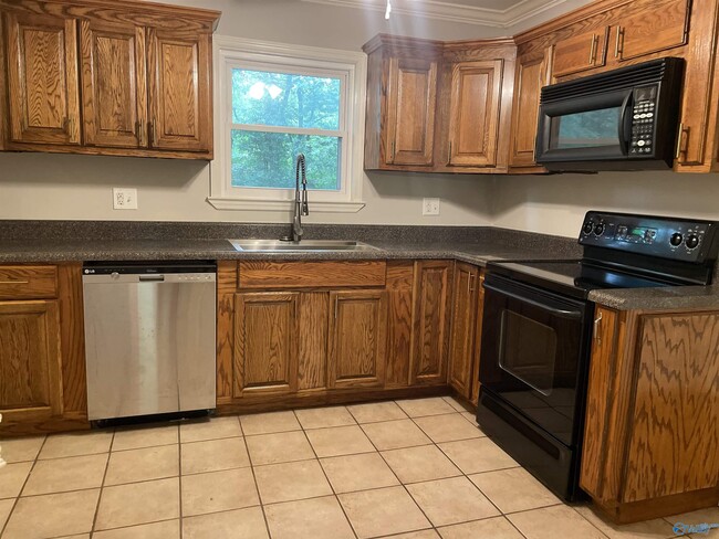 Building Photo - 505 Greenacres Dr NW