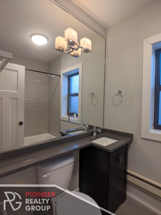 Building Photo - 709 W Brompton Ave