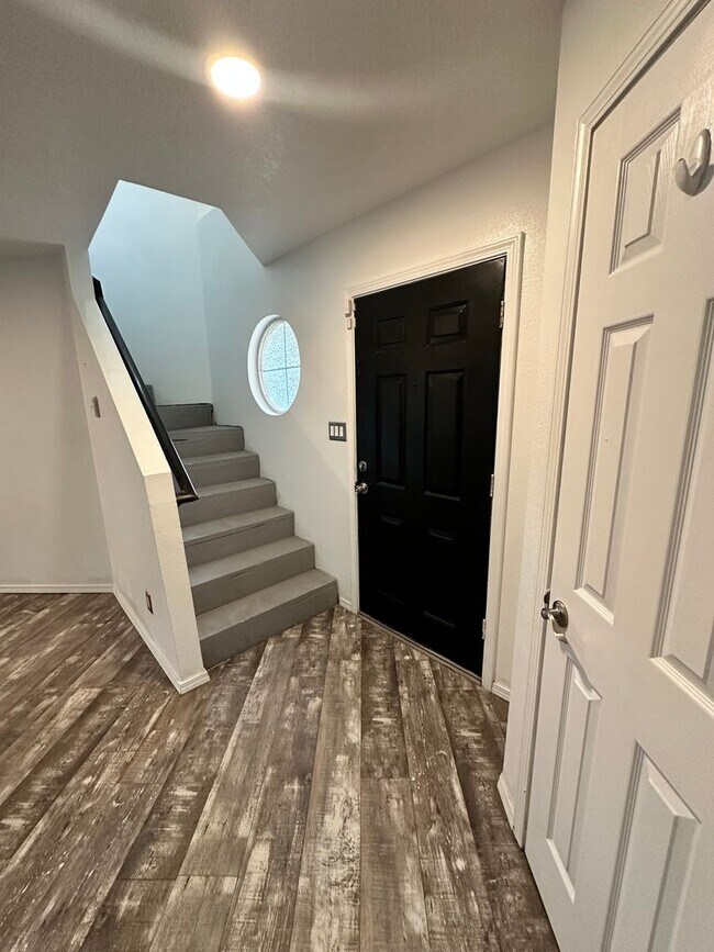 Building Photo - Tons of Character! 3 bed 2.5 bath amazing ...