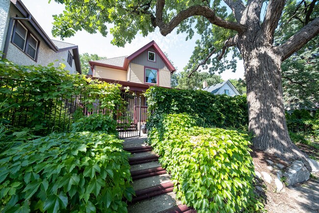Primary Photo - 918 E 17th St