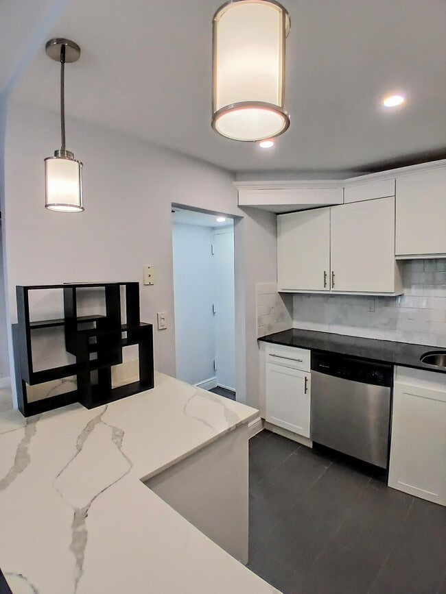 Building Photo - 1830 Embassy Dr