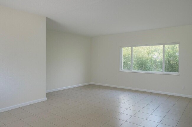 Building Photo - 729 NE 16th Ave