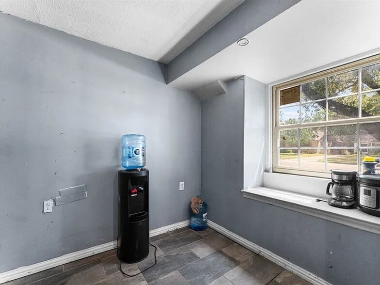 Building Photo - 2405 Summit Dr