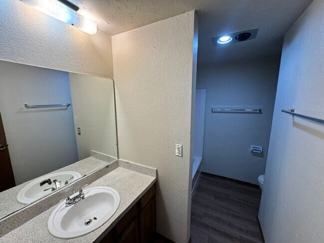 Building Photo - 2 bed 2 bath in Moore schools!