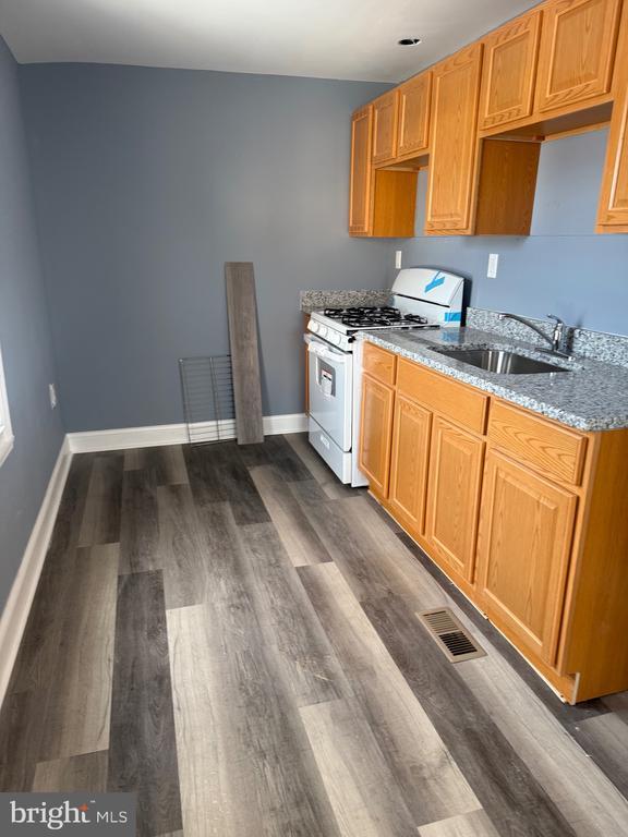 Building Photo - 702 Astor St