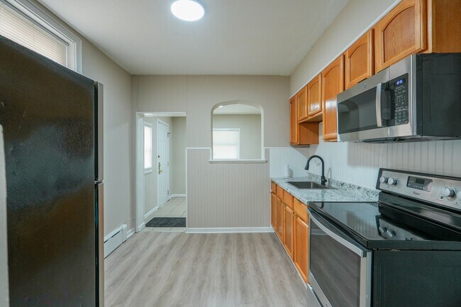 Building Photo - 2109 S 67th St