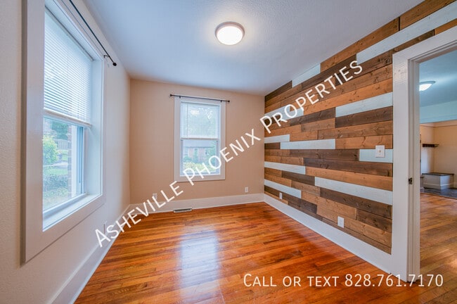 Building Photo - 10 Enka Oak St