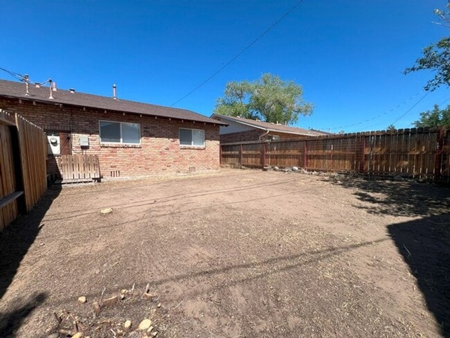 Building Photo - Central Reno Two Bedroom Duplex with La...