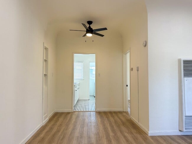 Building Photo - 810 E Chevy Chase Dr