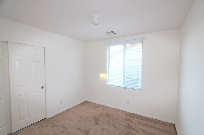 Building Photo - Well maintained home with open floorplan i...