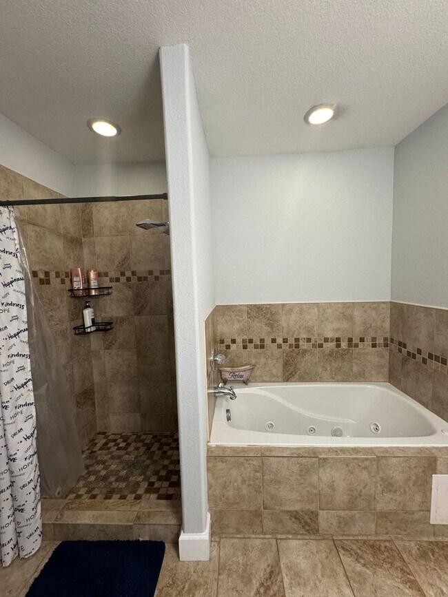 Building Photo - Welcome to this charming and spacious home!