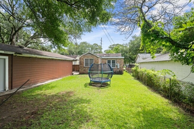 Building Photo - 1642 College Dr