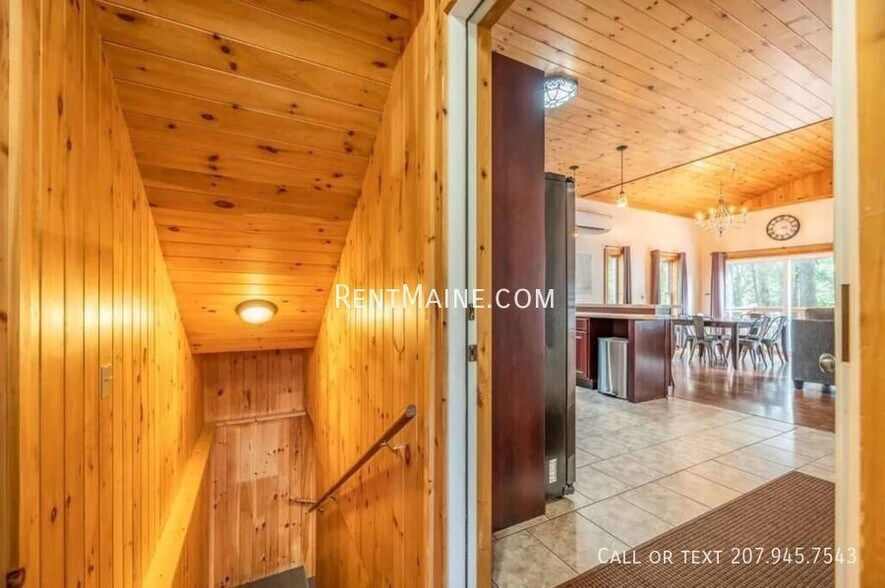 Building Photo - 10 Sand Beach Ln