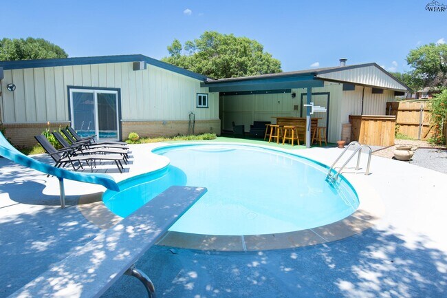 Building Photo - 4 Rockcliff Cir
